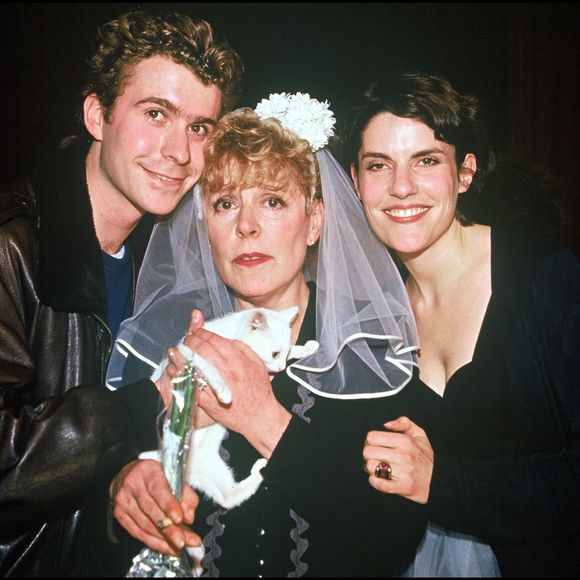 Sylvie Joly avec ses enfants Grégoire et Mathilde, lors de la générale de son spectacle La si jolie vie de Sylvie Joly au théâtre Dejazet à Paris le 25 janvier 1994