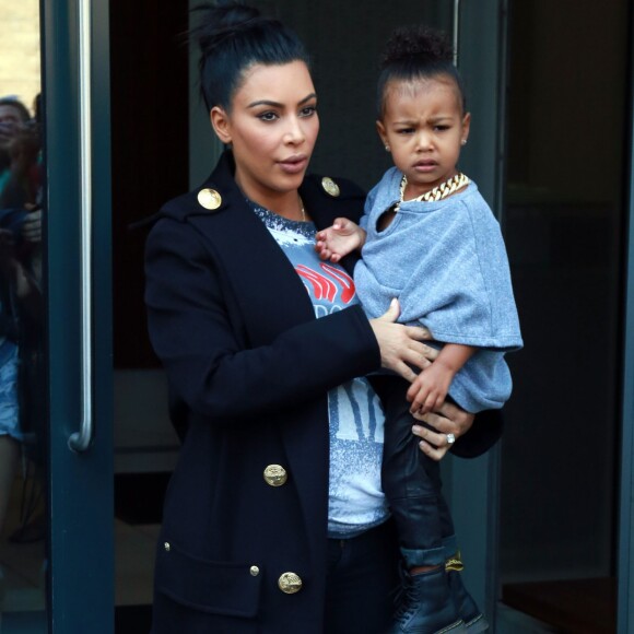 Kim Kardashian, enceinte, et sa fille North (2 ans) quittent leur appartement à SoHo. New York, le 7 septembre 2015.