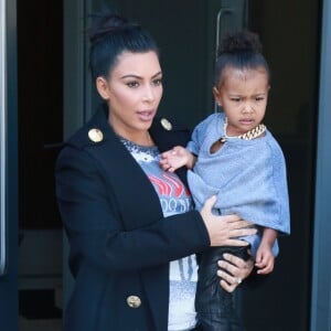 Kim Kardashian, enceinte, et sa fille North (2 ans) quittent leur appartement à SoHo. New York, le 7 septembre 2015.