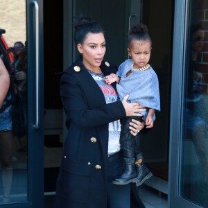 Kim Kardashian, enceinte, et sa fille North (2 ans) quittent leur appartement à SoHo. New York, le 7 septembre 2015.