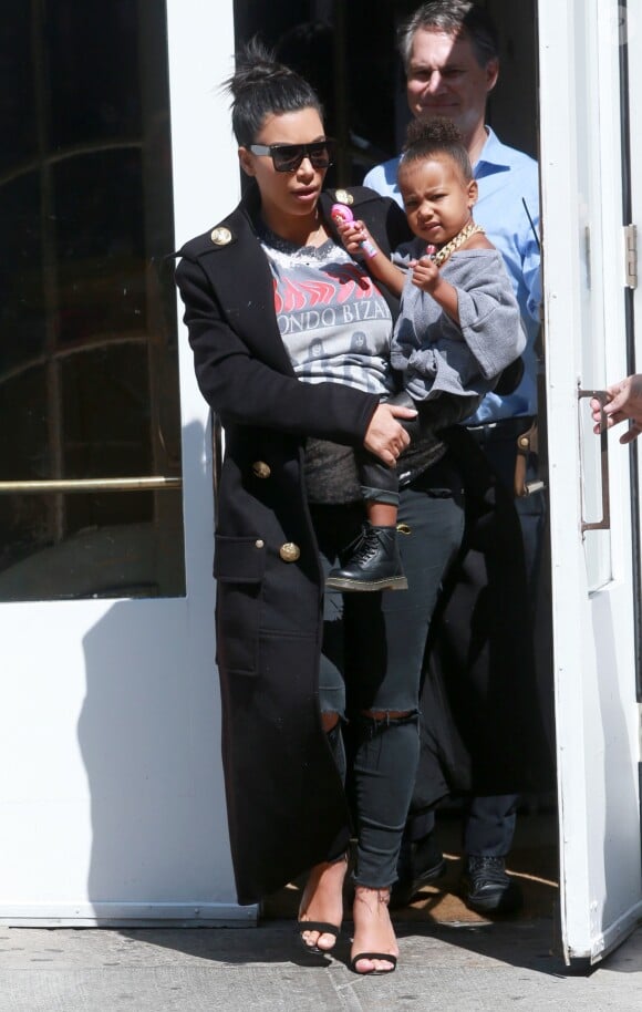 Kim Kardashian, enceinte, et sa fille North West (2 ans) de sortie à New York, le 7 septembre 2015.
