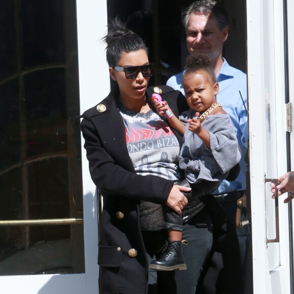 Kim Kardashian, enceinte, et sa fille North West (2 ans) de sortie à New York, le 7 septembre 2015.