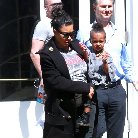 Kim Kardashian, enceinte, sa fille North West (2 ans) et Jason Binn de sortie à New York, le 7 septembre 2015.