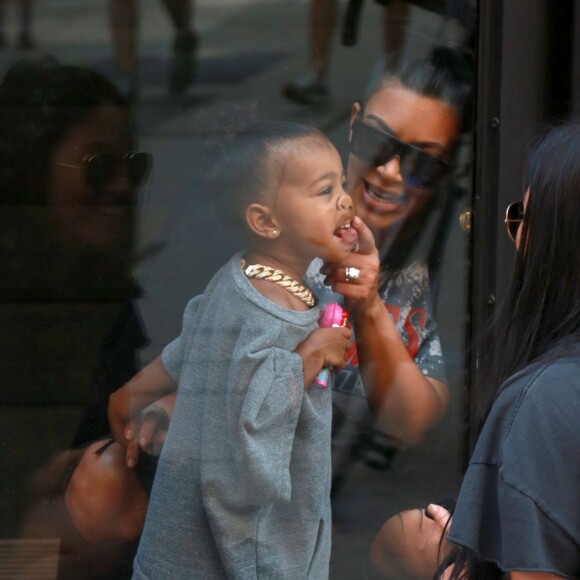 Kim Kardashian, enceinte, et sa fille North West (2 ans) aux studios de la Made Fashion Week à New York, le 7 septembre 2015.