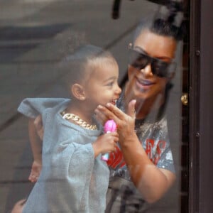 Kim Kardashian, enceinte, et sa fille North West (2 ans) aux studios de la Made Fashion Week à New York, le 7 septembre 2015.