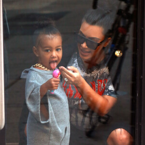 Kim Kardashian, enceinte, et sa fille North West (2 ans) aux studios de la Made Fashion Week à New York, le 7 septembre 2015.