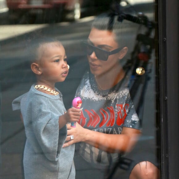 Kim Kardashian, enceinte, et sa fille North West (2 ans) aux studios de la Made Fashion Week à New York, le 7 septembre 2015.