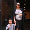 Kim Kardashian, enceinte, et sa fille North West (2 ans) quittent les studios de la Made Fashion Week à New York, le 7 septembre 2015.