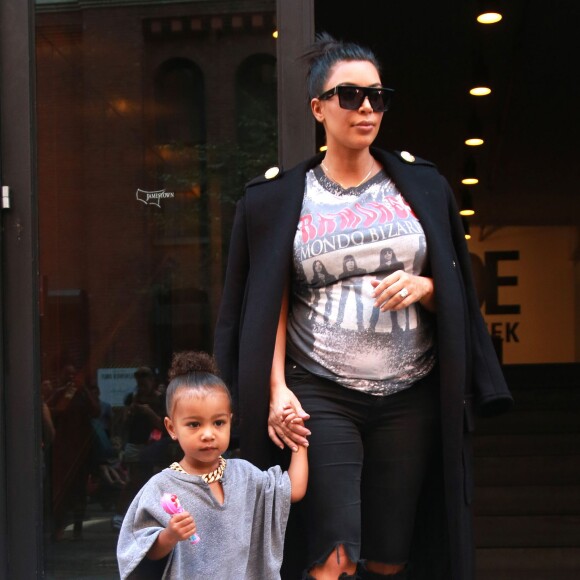 Kim Kardashian, enceinte, et sa fille North West (2 ans) quittent les studios de la Made Fashion Week à New York, le 7 septembre 2015.