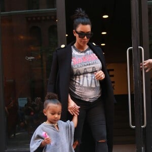 Kim Kardashian, enceinte, et sa fille North West (2 ans) quittent les studios de la Made Fashion Week à New York, le 7 septembre 2015.