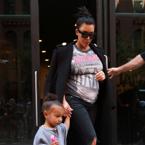 Kim Kardashian, enceinte, et sa fille North West (2 ans) quittent les studios de la Made Fashion Week à New York, le 7 septembre 2015.