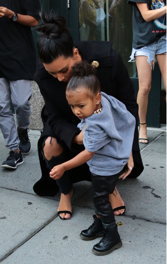 Kim Kardashian et sa fille North West quittent leur appartement à SoHo. New York, le 7 septembre 2015.