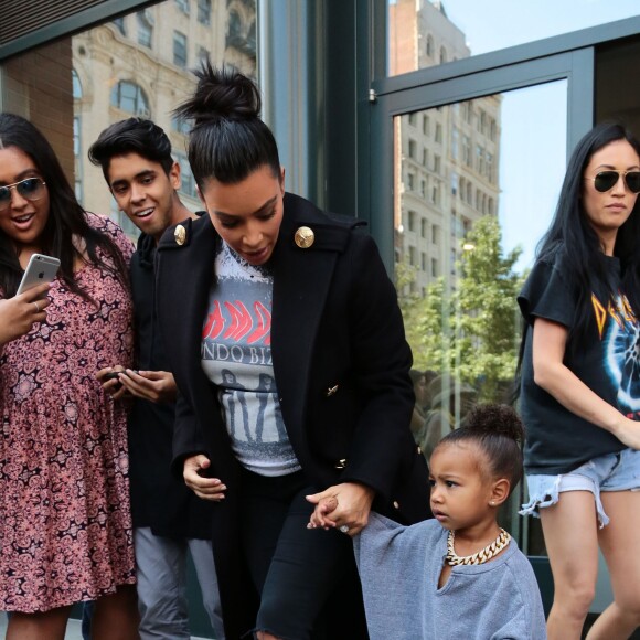 Kim Kardashian et sa fille North West quittent leur appartement à SoHo. New York, le 7 septembre 2015.