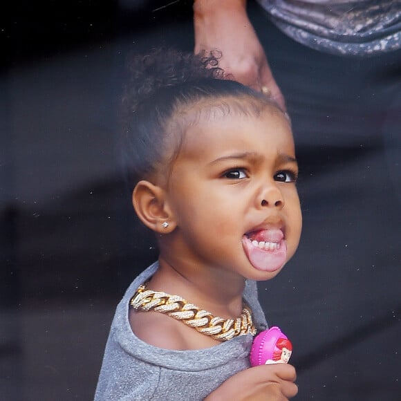 Kim Kardashian et sa fille North West (2 ans) aux studios de la Made Fashion Week à New York. Le 7 septembre 2015.