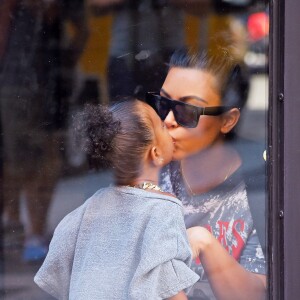 Kim Kardashian et sa fille North West (2 ans) aux studios de la Made Fashion Week à New York. Le 7 septembre 2015.