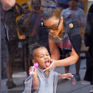 Kim Kardashian et sa fille North West (2 ans) aux studios de la Made Fashion Week à New York. Le 7 septembre 2015.