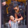 Kim Kardashian et sa fille North West (2 ans) aux studios de la Made Fashion Week à New York. Le 7 septembre 2015.