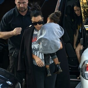 Kim Kardashian et North West, exténuée après leur sortie shopping à New York, rentrent dans leur appartement à SoHo. Le 7 septembre 2015.