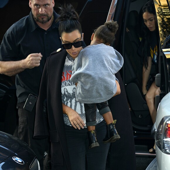 Kim Kardashian et North West, exténuée après leur sortie shopping à New York, rentrent dans leur appartement à SoHo. Le 7 septembre 2015.