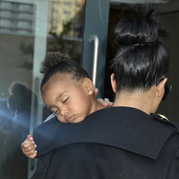 Kim Kardashian et North West, exténuée après leur sortie shopping à New York, rentrent dans leur appartement à SoHo. Le 7 septembre 2015.