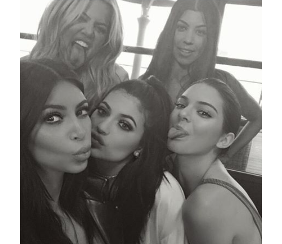 Kourtney Kardashian, Khloé Jardashian, Kim Kardashian et Kendall et Kylie Jenner/ photo postée sur Instagram.