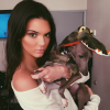 Kendall Jenner et Norman le chien de sa soeur Kylie / photo postée sur Instagram.