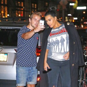 Kim Kardashian enceinte prend des selfies avec ses fans alors qu'elle rentre chez elle à New York, le 7 septembre 2015.