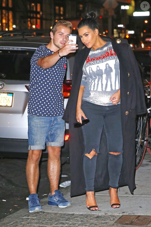 Kim Kardashian enceinte prend des selfies avec ses fans alors qu'elle rentre chez elle à New York, le 7 septembre 2015.