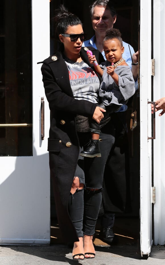 Kim Kardashian enceinte se promène avec sa fille North à New York, le 7 septembre 2015