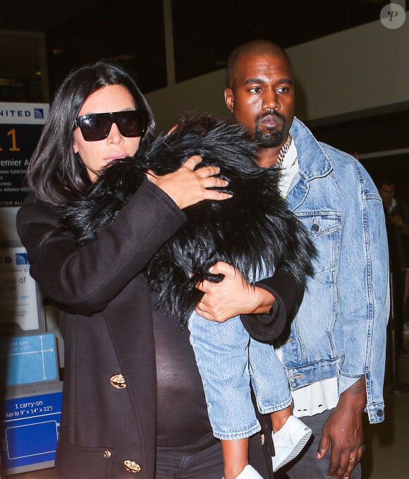Kim Kardashian enceinte, son mari Kanye West et leur fille North prennent un vol à l'aéroport de Los Angeles, le 5 septembre 2015.