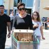 Kris Jenner - Kim Kardashian enceinte fait du shopping avec sa mère Kris Jenner et sa soeur Kourtney Kardashian à Calabasas le 27 aout 2015.