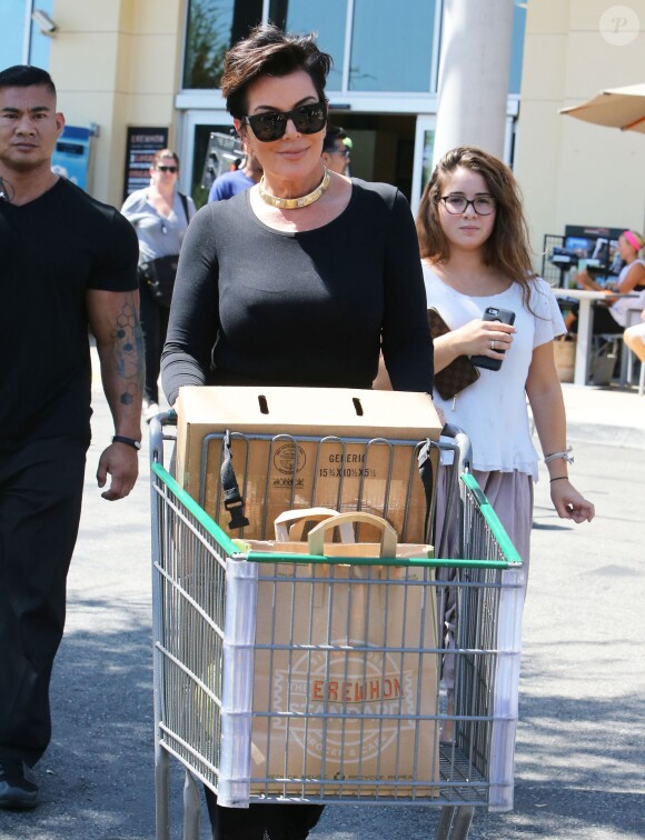 Kris Jenner - Kim Kardashian enceinte fait du shopping avec sa mère Kris Jenner et sa soeur Kourtney Kardashian à Calabasas le 27 aout 2015.