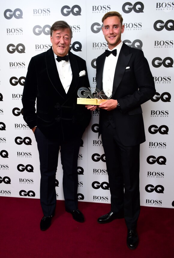 Stephen Fry et Stuart Broad lors de la cérémonie des 2015 GQ Men of the Year Awards à la Royal Opera House de Londres, le 8 septembre 2015