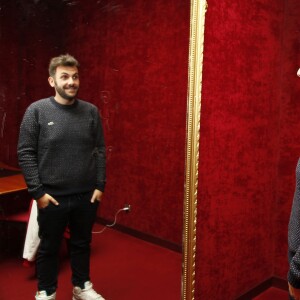 Exclusif - Laurent Ournac pose au Casino de Paris, lors de la générale de la pièce "Le Gai Mariage", à Paris, le 8 septembre 2015.