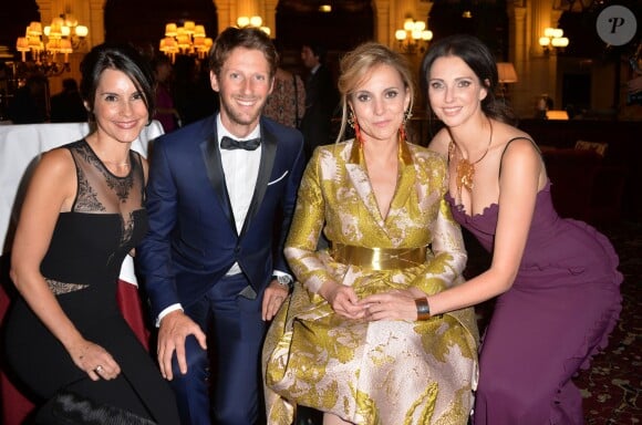 Romain Grosjean et sa femme Marion Jollès, Frédérique Bel, Anja Linder lors du gala de charité au profit de l'association "Enfance et Cancer" à l'hôtel InterContinental de Paris, le 9 septembre 2015