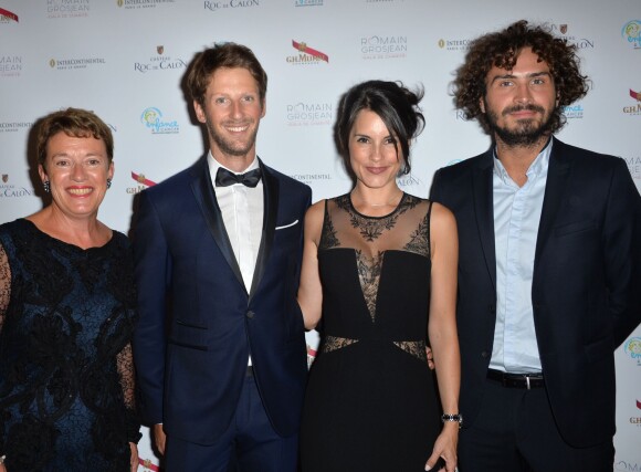 Maxime Musqua, Romain Grosjean et sa femme Marion Jollès, Anne Gouin (la présidente de l'association "Enfance et Cancer") lors du gala de charité au profit de l'association "Enfance et Cancer" à l'hôtel InterContinental de Paris, le 9 septembre 2015