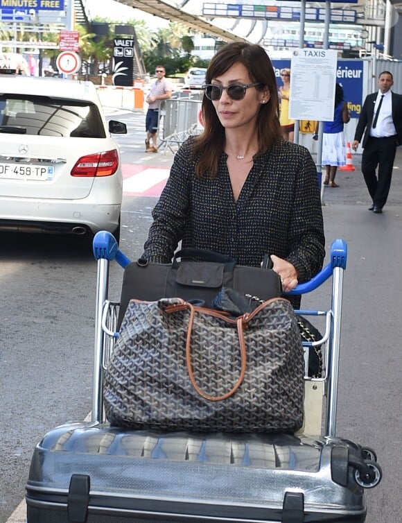 Natalie Imbruglia arrive à l'aéroport de Nice, le 2 août 2015.