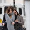 Natalie Imbruglia s'amuse à se cacher derrière une amie dans la rue dans le quartier de Notting Hill à Londres, le 16 mars 2015.