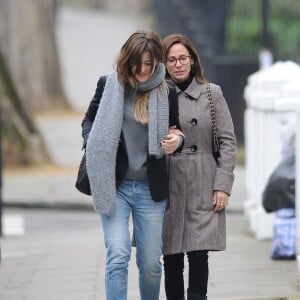 Natalie Imbruglia s'amuse à se cacher derrière une amie dans la rue dans le quartier de Notting Hill à Londres, le 16 mars 2015.