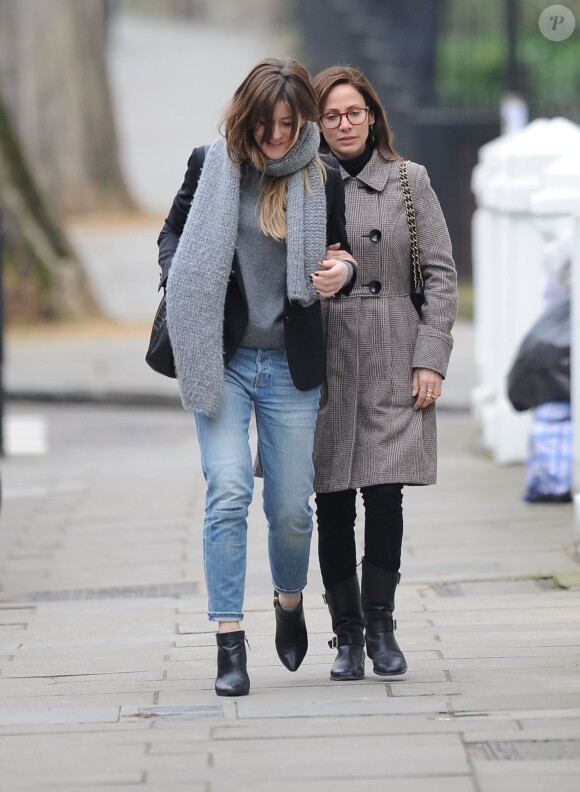 Natalie Imbruglia s'amuse à se cacher derrière une amie dans la rue dans le quartier de Notting Hill à Londres, le 16 mars 2015.