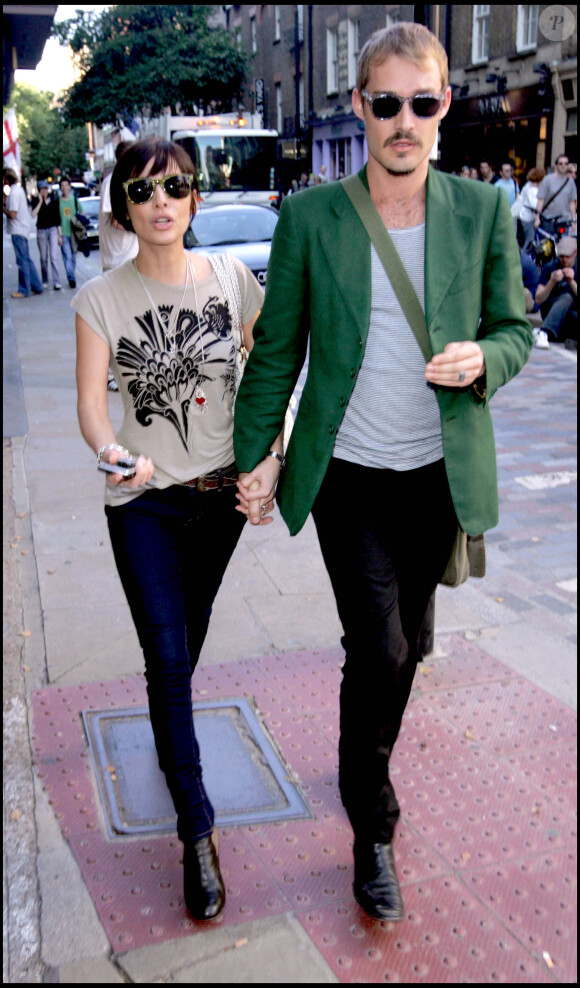 Natalie Imbruglia et son ex-mari Daniel Johns dans les rues de Londres le 27 août 2007