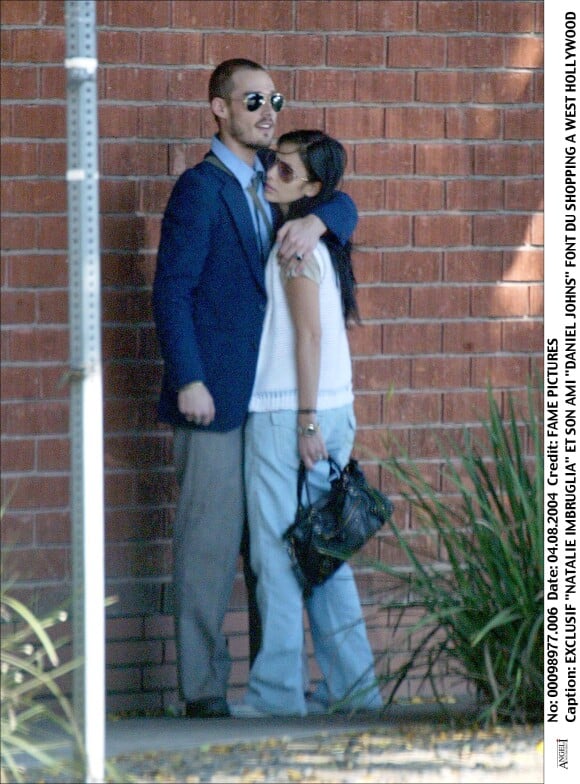 Natalie Imbruglia et son ex-mari Daniel Johns font les boutiques à West Hollywood, le 8 février 2004