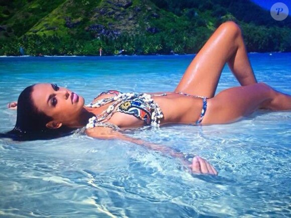 Vanessa Lawrens pose pour Bikini Destinations.