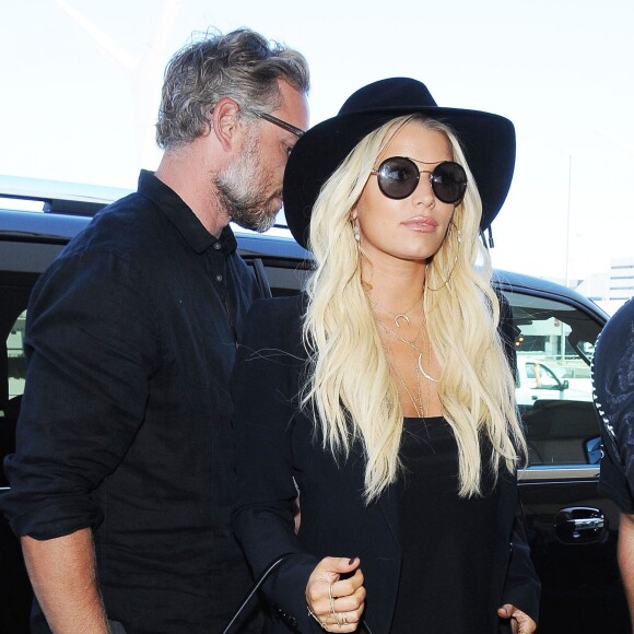 Jessica Simpson et son mari Eric Johnson arrivent à l'aéroport de LAX à Los Angeles, le 7 septembre 2015 September 7, 201507/09/2015 - Los Angeles