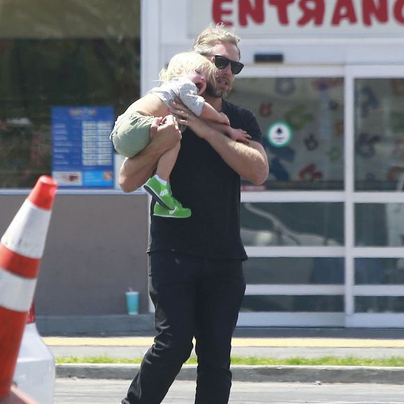 Exclusif - Jessica Simpson et son mari Eric Johnson sont allés faire du shopping avec leurs enfants Ace et Maxwell et des amis à Los Angeles. Le petit Maxwell semble piquer une crise de nerfs le jour de son anniversaire! Le 1er mai 2015