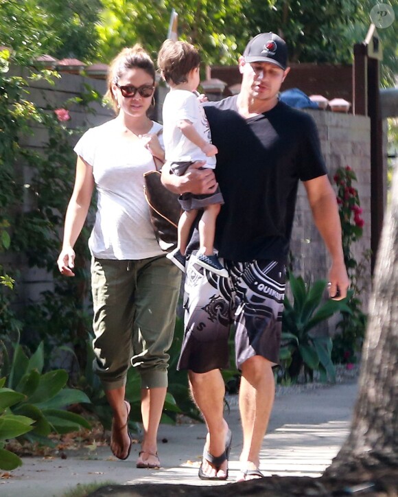Nick Lachey et sa femme Vanessa Minnillo enceinte emmènent leur fils Camden à son cours de natation à Sherman Oaks, le 8 août 2014.