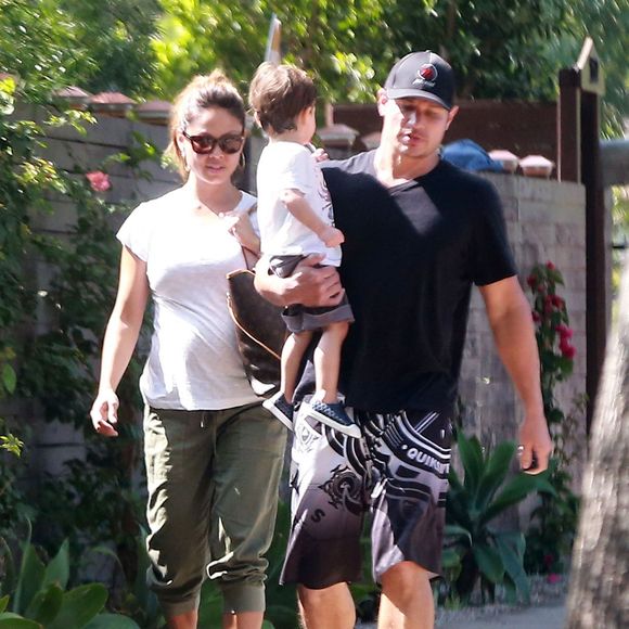 Nick Lachey et sa femme Vanessa Minnillo enceinte emmènent leur fils Camden à son cours de natation à Sherman Oaks, le 8 août 2014.
