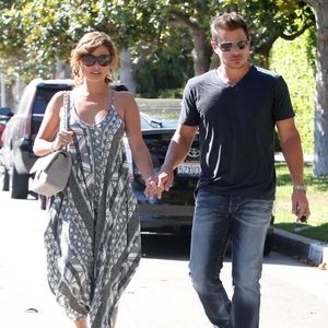Vanessa Minnillo enceinte et son mari Nick Lachey sortent de chez le médecin à Brentwood, le 22 juillet 2014