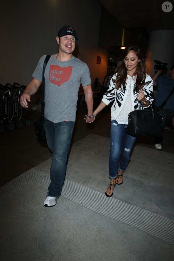Nick Lachey et Vanessa Minnillo arrivent, main dans la main, à l'aéroport de LAX à Los Angeles, 15 mai 2014