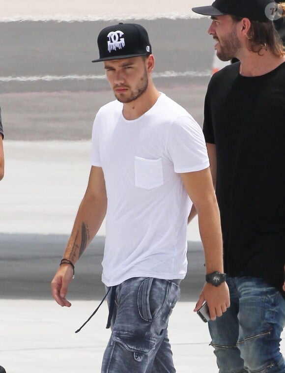Harry Styles, Liam Payne, Louis Tomlinson, et Niall Horan du groupe One Direction montent à bord d'un jet privé à l'aéroport de Van Nuys, le 21 juillet 2015.